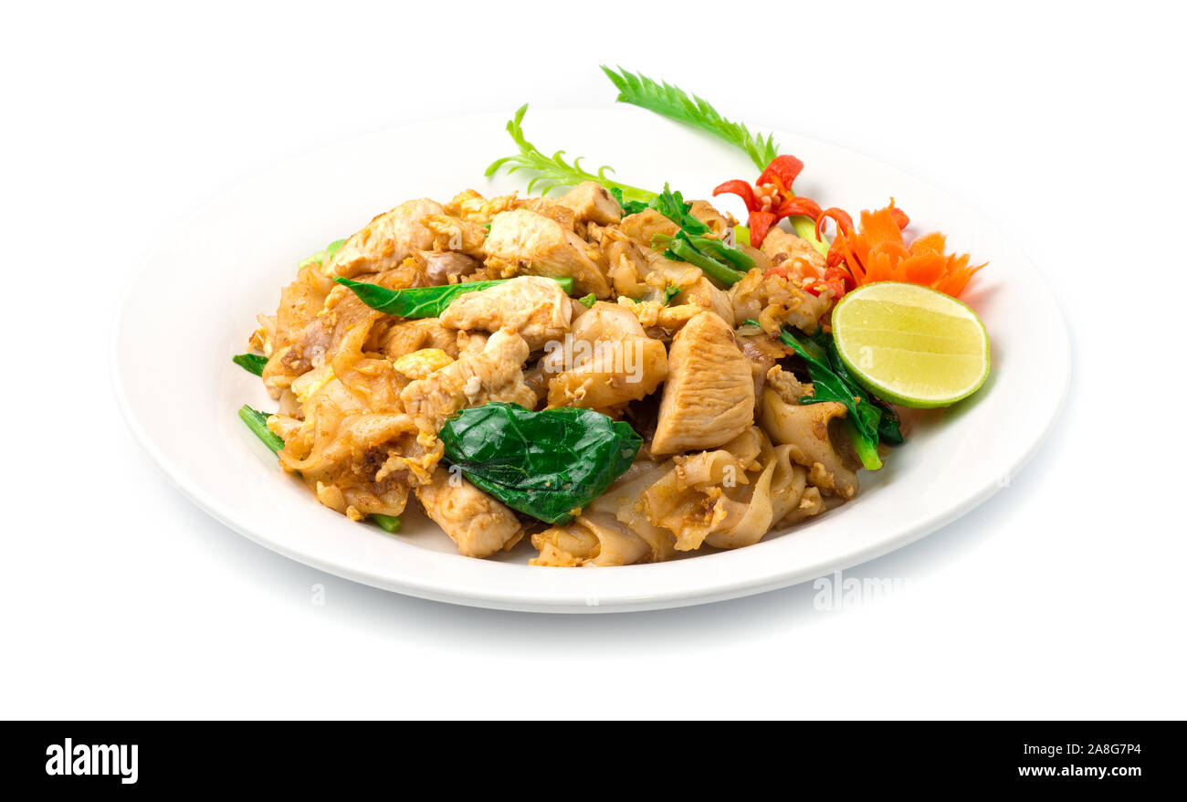 Rühren gebratene Nudeln mit Huhn in Sojasauce und Chinesischen kale (Pad siehe Ew) Thai Stil mit geschnitzten chili Gemüse Seitenansicht Stockfoto