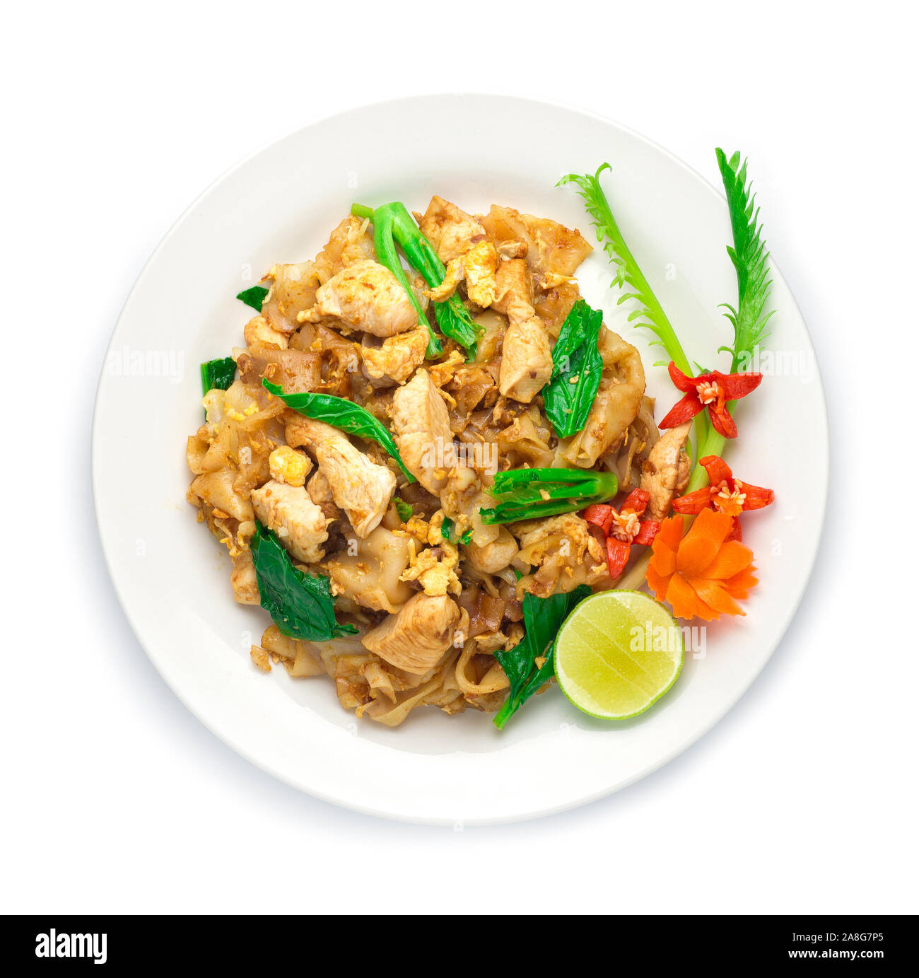 Rühren gebratene Nudeln mit Huhn in Sojasauce und Chinesischen kale (Pad siehe Ew) Thai Stil mit geschnitzten chili Gemüse Top View Stockfoto