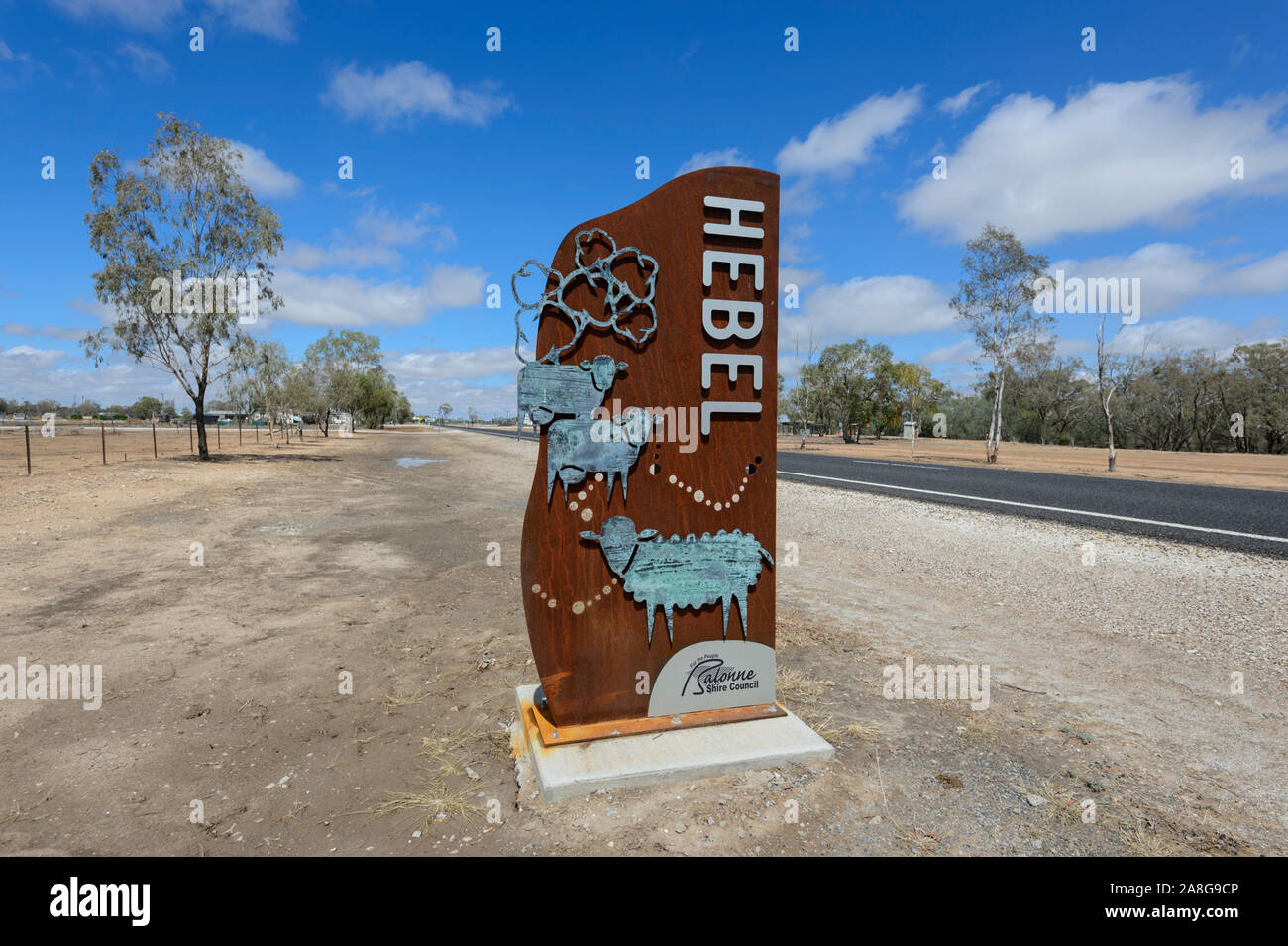 Name Schild am Eingang der kleinen ländlichen Stadt Hebel, Balonne Shire, New South Wales, NSW, Australien Stockfoto