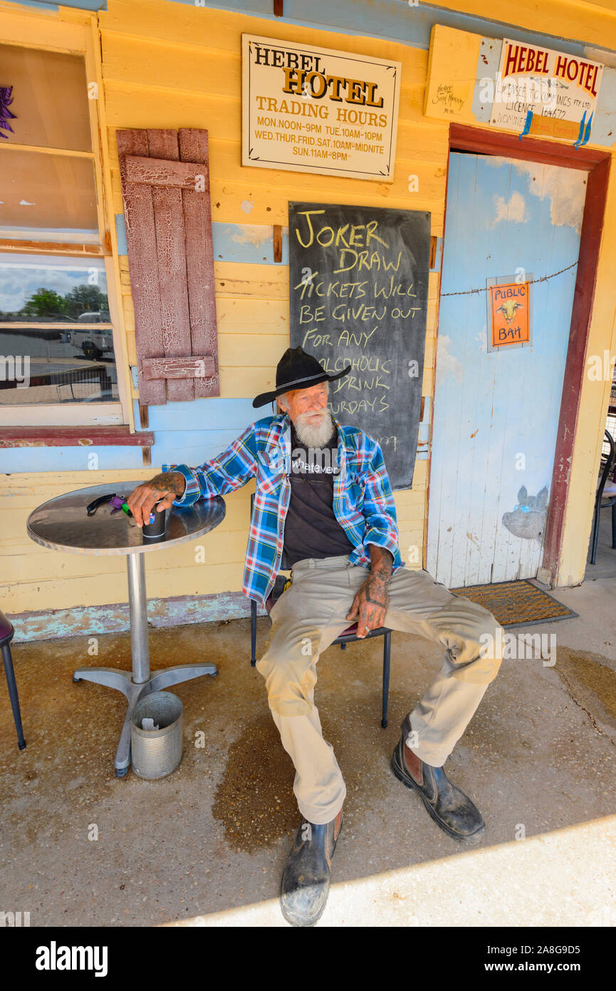 Candid Portrait eines bärtigen alten Timer entspannende außerhalb des ikonischen Hebel Hotel, Balonne Shire, New South Wales, NSW, Australien Stockfoto