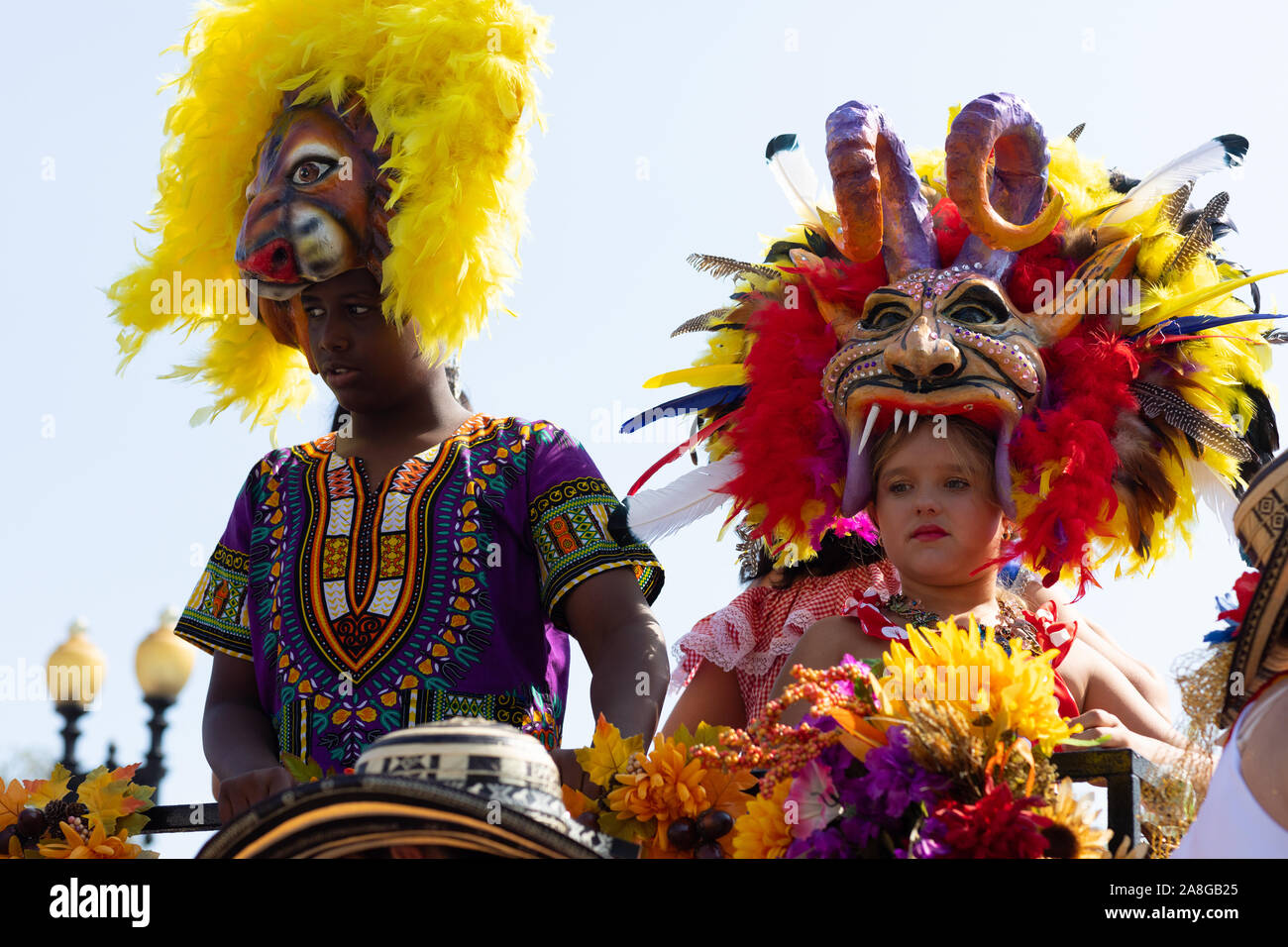 Washington DC, USA - 21. September 2019: Die Fiesta DC, Kolumbianer auf Float tragen bunte Karneval Maske während der Parade Stockfoto