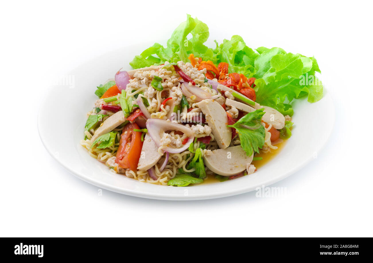 Pikanter Salat Nudeln mit vietnamesischen Schweinefleisch Saucesage und Hackfleisch Schwein, Gemüse, Pikanten lecker Thai Essen Fusion Style dekorieren geschnitzten cucumbe Stockfoto