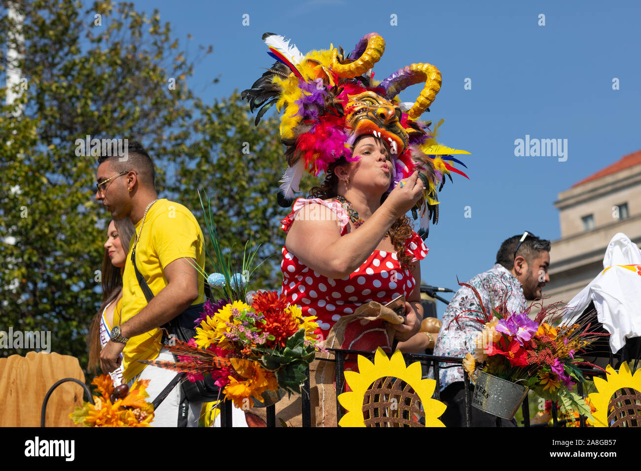 Washington DC, USA - 21. September 2019: Die Fiesta DC, Kolumbianer auf Float tragen bunte Karneval Maske während der Parade Stockfoto