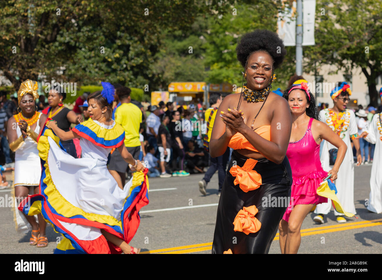 Washington DC, USA - 21. September 2019: Die Fiesta DC, Kolumbianische Tänzer tragen traditionelle afrikanische Karibik Kleidung, Tanzen während der Parade Stockfoto