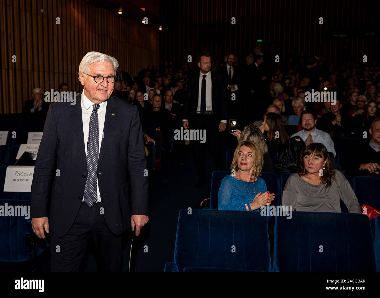Berlin, Deutschland. 07 Nov, 2019. Bundespräsident Dr. Frank-Walter Steinmeier wird die Premiere des Films "Der Fall der Mauer - ein Jahr, das Geschichte schrieb" im Kino International. Der Film verfolgt das Jahr vom Fall der Berliner Mauer der Wiedervereinigung aus der ursprünglichen Materialien des Spiegel TV-Reporter. Credit: Fabian Sommer/dpa/Alamy leben Nachrichten Stockfoto