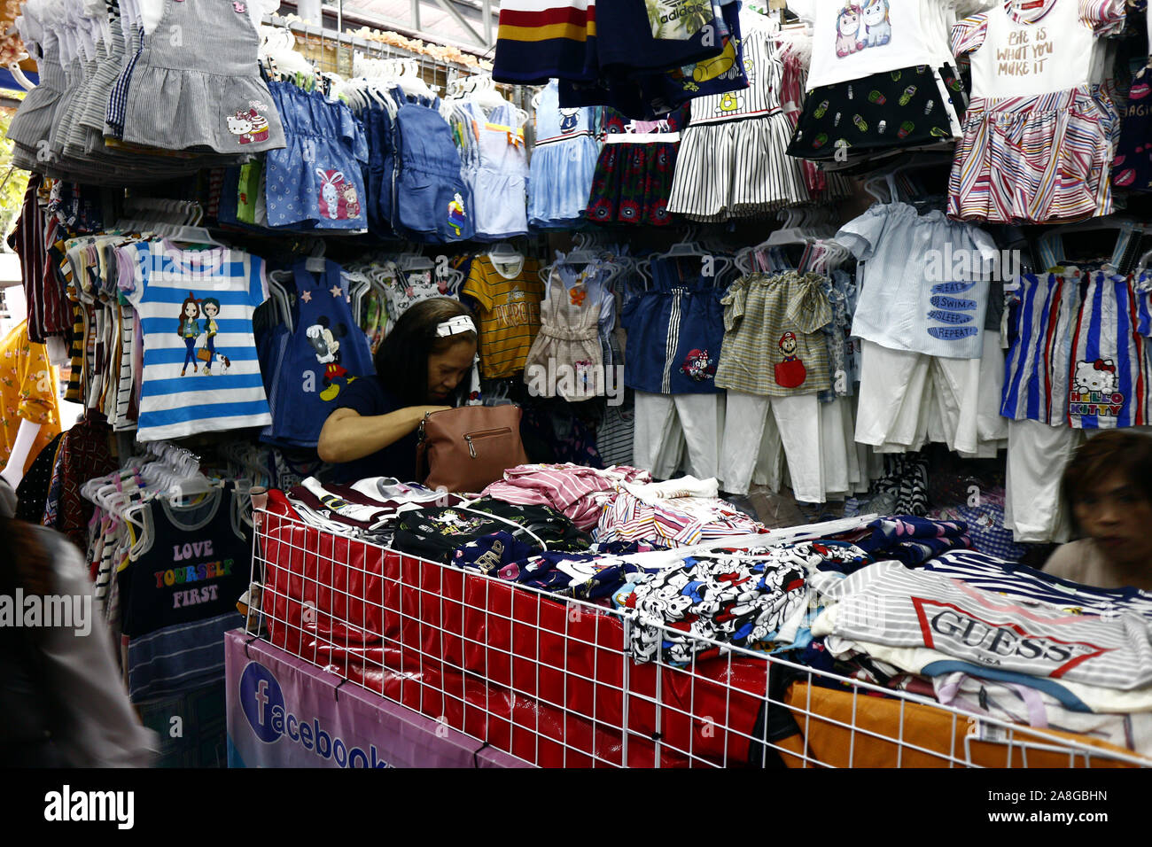 TAYTAY, Rizal, Philippinen - NOVEMBER 7, 2019: Sortiert günstige Kleidung und Schuhe auf dem Display auf einem Basar in einem beliebten Basar oder loca Abschaltdruck Stockfoto