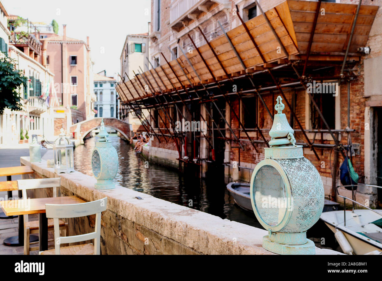 Blick auf Street Cafe mit romantischen mint Farbe vintage Licht und Wasser Kanal mit Brücke und Gebäuden. Venedig, Italien. Stockfoto