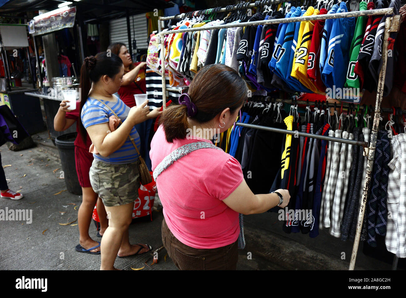 TAYTAY, Rizal, Philippinen - NOVEMBER 7, 2019: Sortiert günstige Kleidung und Schuhe auf dem Display auf einem Basar in einem beliebten Basar oder loca Abschaltdruck Stockfoto