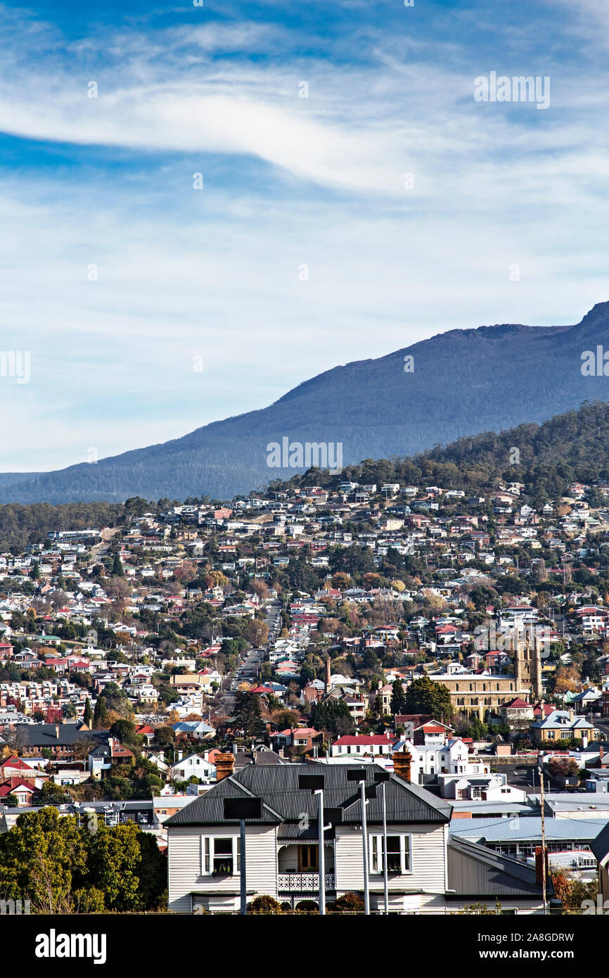 Hobart Australien/Hobart Vorstadt erstreckt sich von der Basis der hoch aufragenden Wahrzeichen von Mount Wellington hinunter zum Hobart CBD (Central Business District) Stockfoto