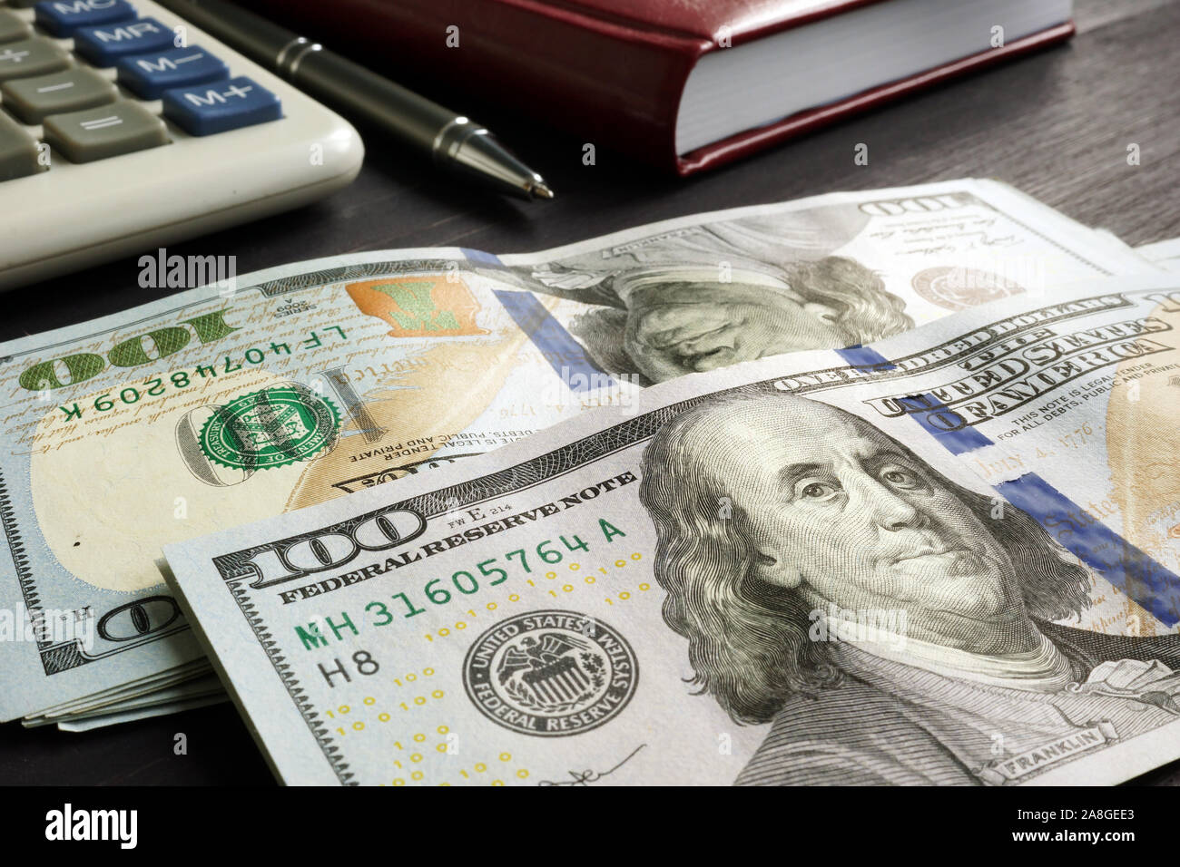 Persönliche Finanzen. Stapel von Geld und Rechner auf dem Schreibtisch. Stockfoto
