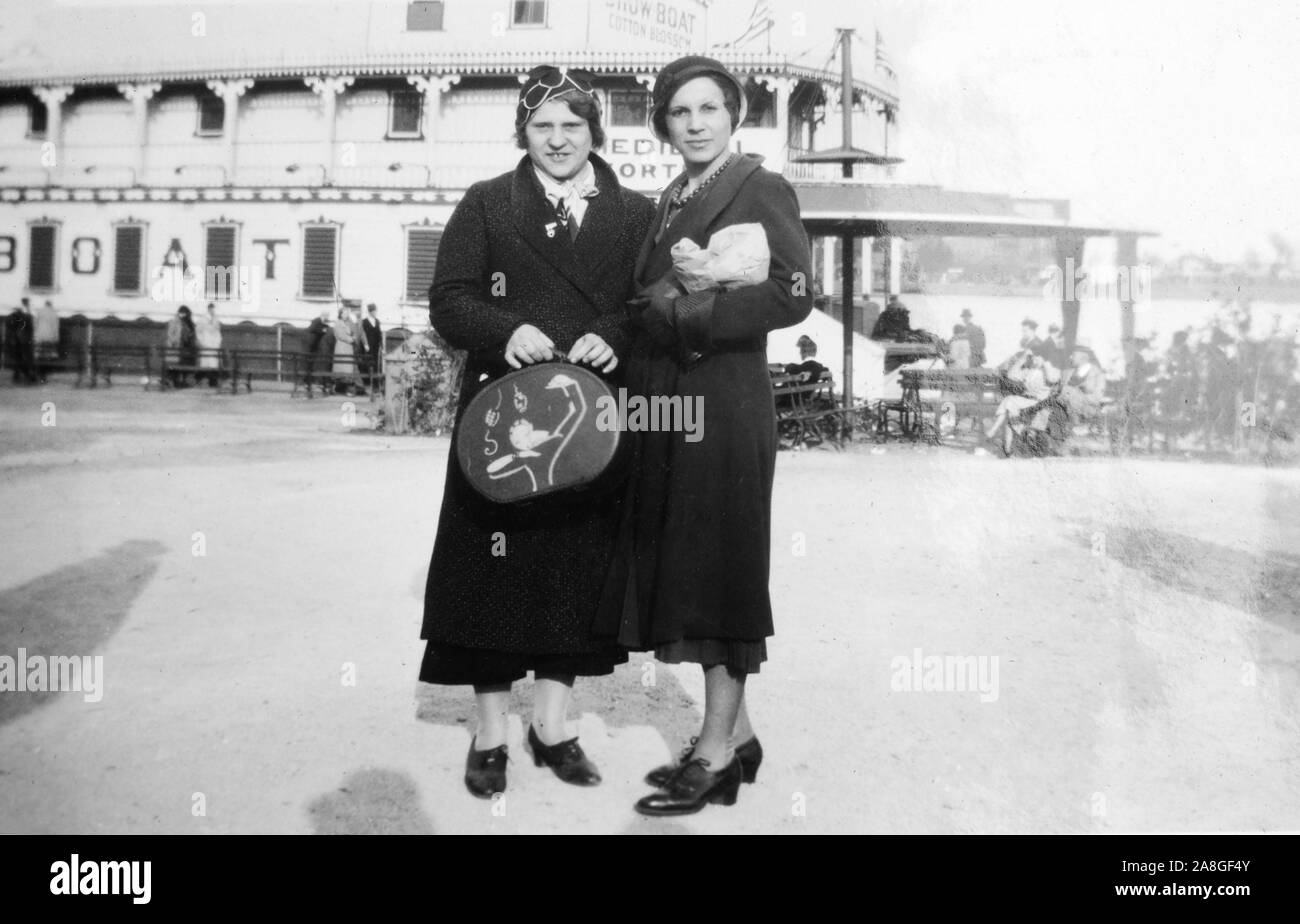 Zwei Frauen auf Ferien stehen vor einem Steamboat Springs, Ca. 1928. Stockfoto