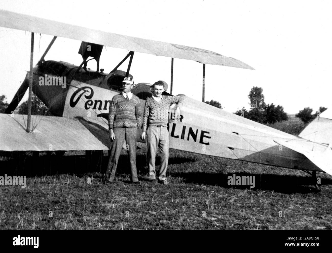 Zwei Piloten posieren mit Ihrem Doppeldecker in Pennsylvania, Ca. 1923. Stockfoto