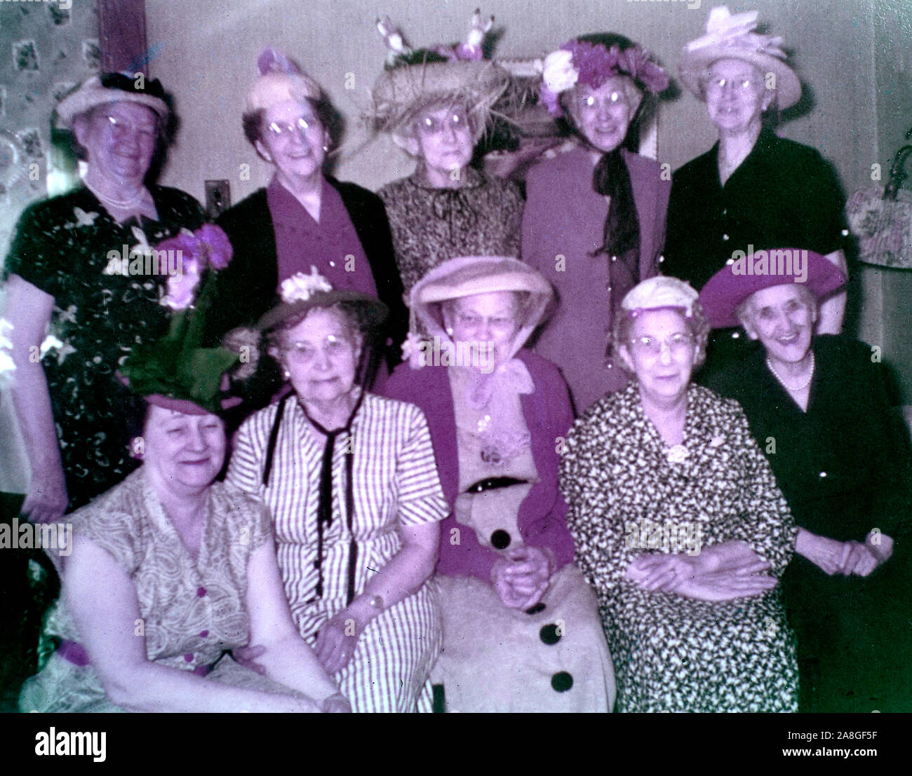 Eine Gruppe von zehn ältere Frauen stellen zusammen mit ihrer modischen Hüte, Ca. 1958. Stockfoto