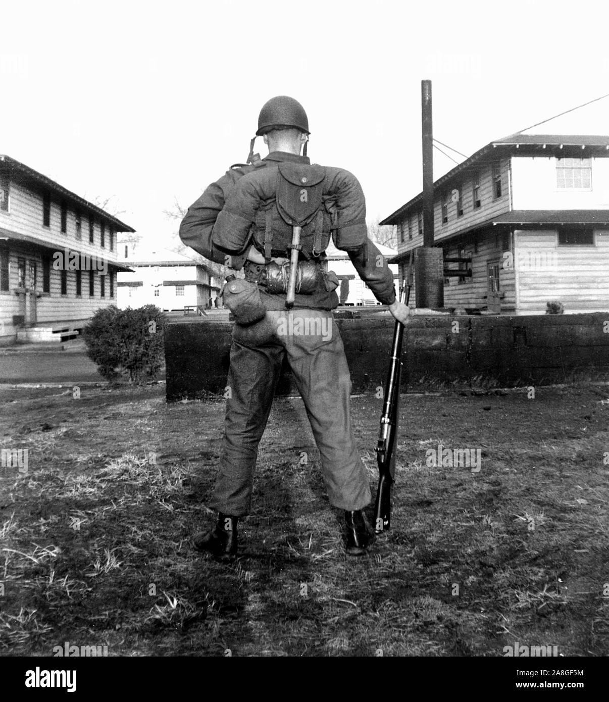 Eine voll geladene US-Soldat in einer Ansicht von hinten an Basic Training Camp Pose während des Zweiten Weltkrieges, Ca. 1943. Stockfoto