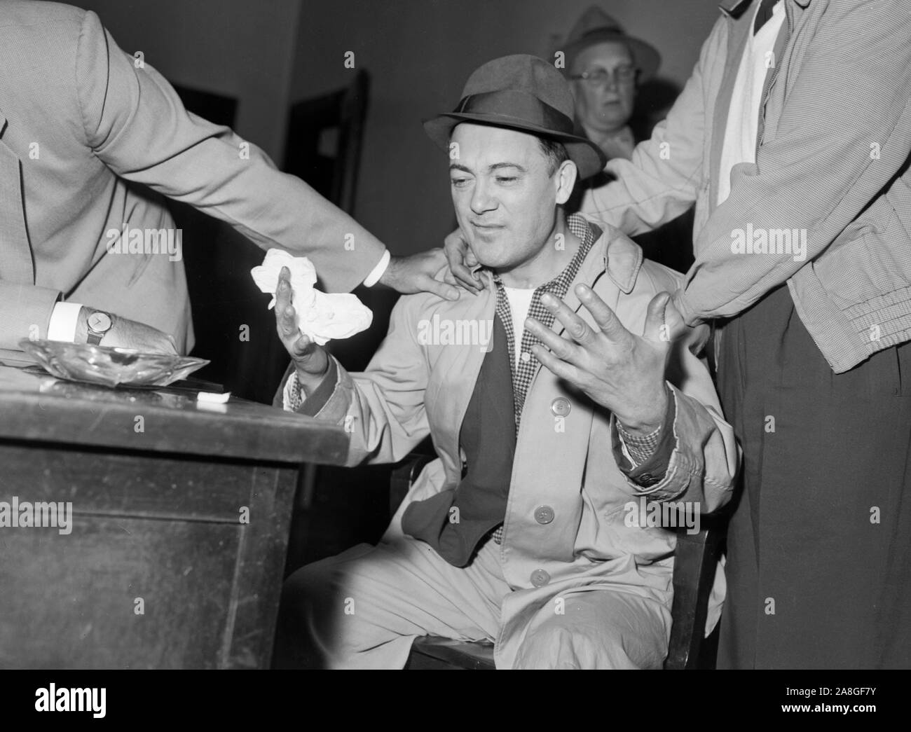 Polizei komfort Opfer einer Straftat an der Station in Chicago, Ca. 1953. Stockfoto