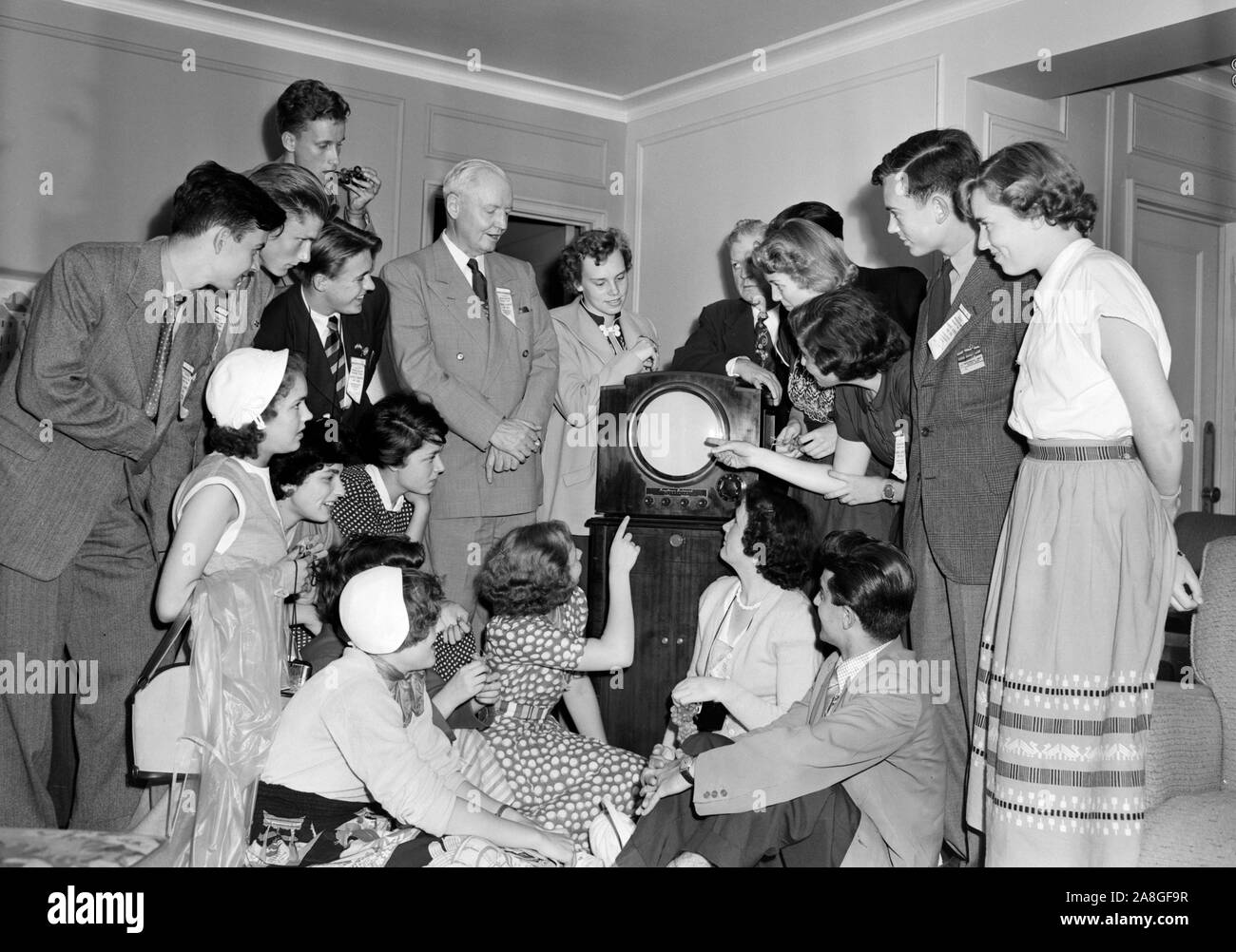 Jugend aus der Gruppe freies Land Europas überprüfen Sie heraus eine neue amerikanische Fernsehen während ihrer Tour von Chicago, Ca. 1950. Stockfoto