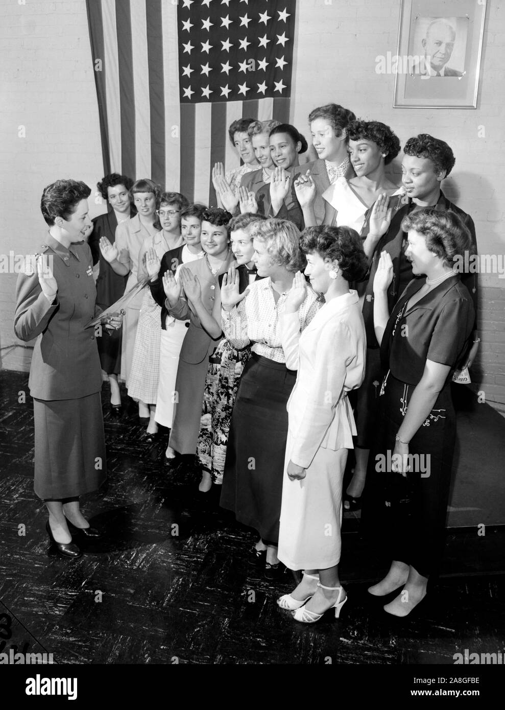 Mitglieder der Women's Army Corps (WAC) sind im Rahmen einer Feierstunde in Chicago geschworen, Ca. 1954. Stockfoto