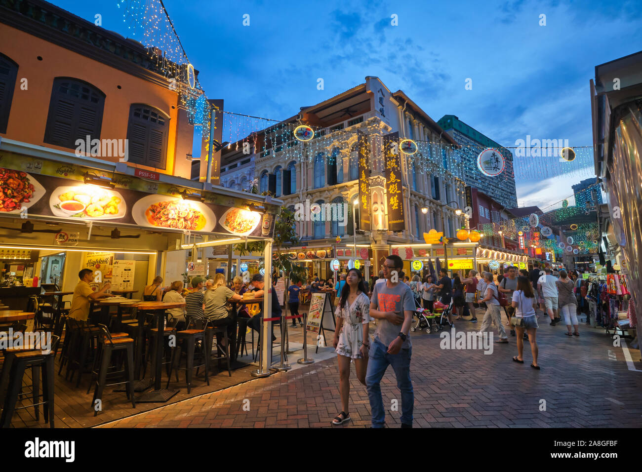 Dämmerung im Herzen von Chinatown, Singapur, an der Ecke Pagode Straße/Trengganu Street, mit beleuchteten Restaurants und Geschäfte Stockfoto