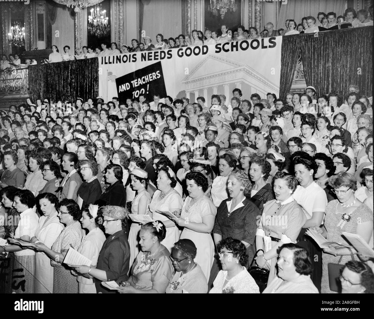 Illinois Lehrer singen Enmass während eines Übereinkommens auf der South Michigan Avenue Hilton Hotel, Ca. 1958. Stockfoto