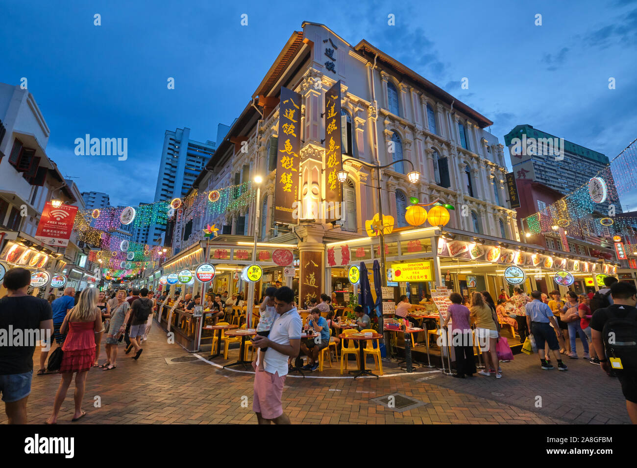Dämmerung im Herzen von Chinatown, Singapur, an der Ecke Pagode Straße/Trengganu Street, mit beleuchteten Restaurants und Geschäfte Stockfoto