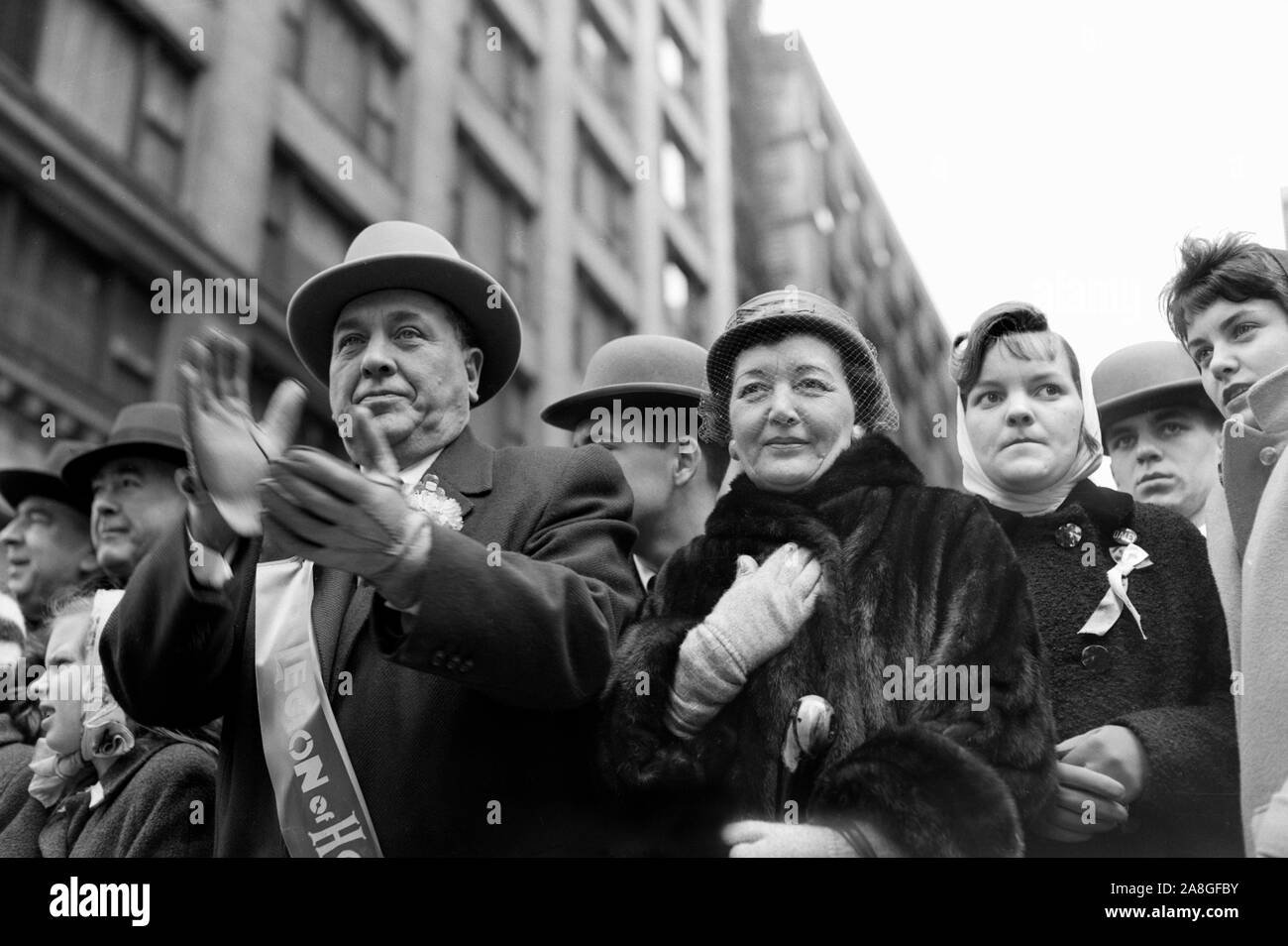 Der Bürgermeister von Chicago Ernest Hemingway und seine Frau Eleanor führen die St. Patrick's Day Parade durch die Innenstadt von Chicago, 1962 Ca. Einer ihrer Söhne, künftiger Bürgermeister Richard M. Daley, ist im Bild 2. von rechts im Hintergrund. Stockfoto