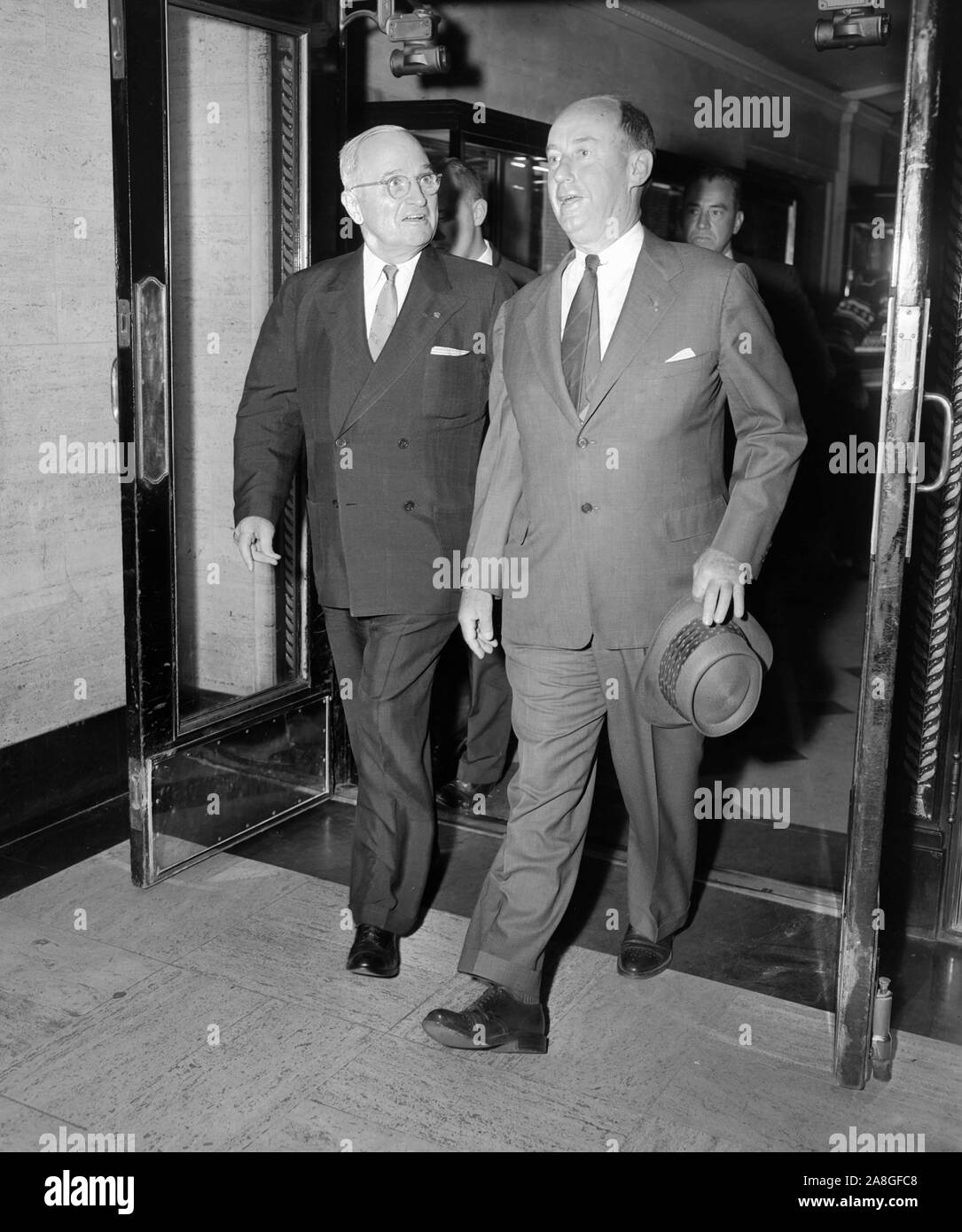 Der ehemalige Präsident Harry Truman geht aus einem Chicago Hotel Tür mit Präsidentschaftskandidaten Adlai Stevenson im Jahr 1956. Stockfoto