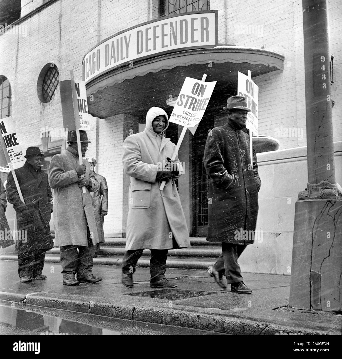 Mitglieder der Chicago Zeitung Guild Streikposten die Büros der Chicago Defender im April 1961. Stockfoto