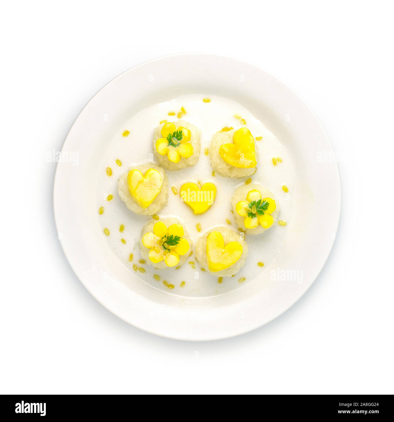 Klebreis mit Mango thailändisches Dessert beliebt in einem Biss Stil und geschnitzten Mango Herz und Blume serviert mit Kokosmilch sahne Sauce und Golde Stockfoto