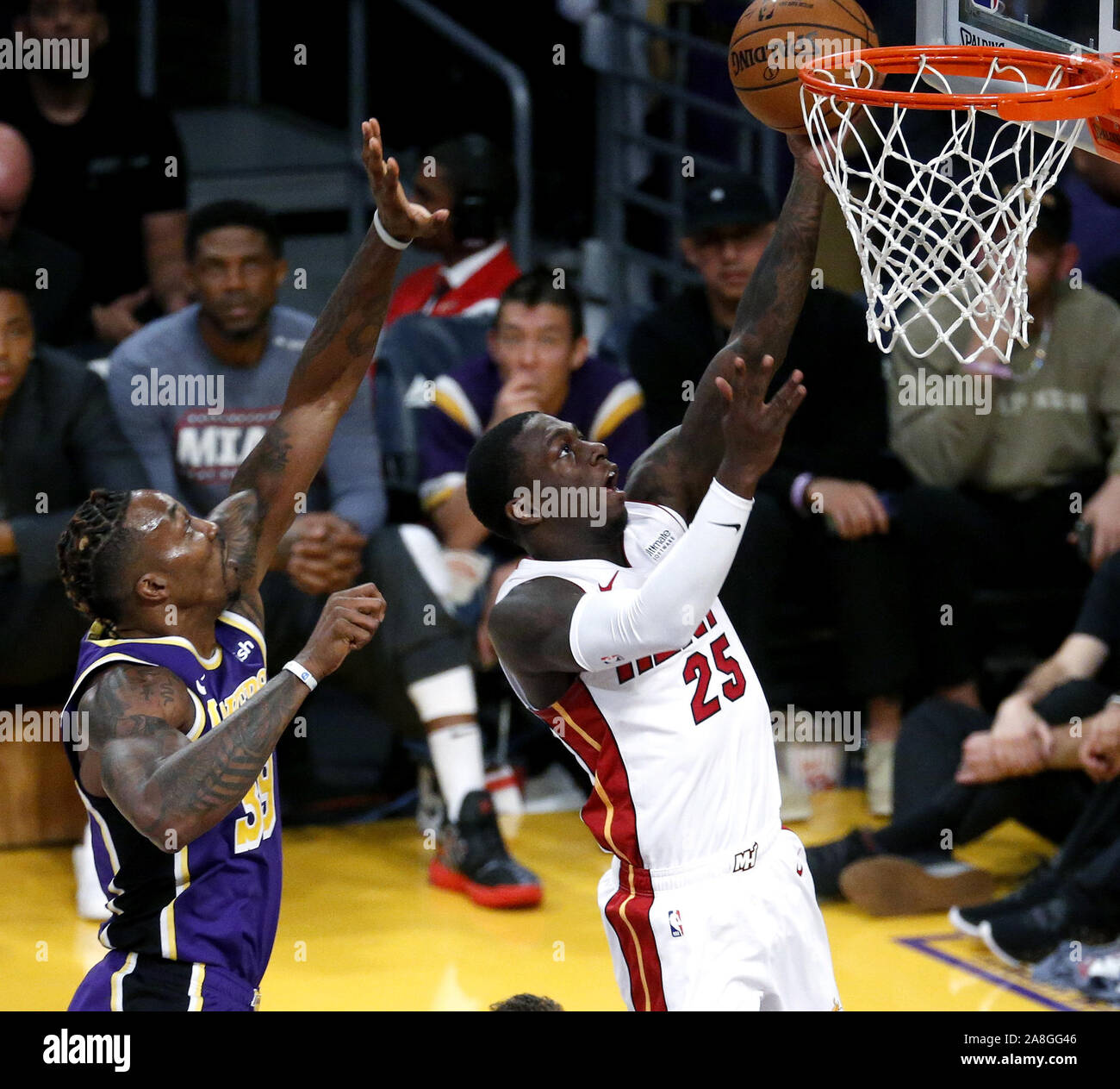 Los Angeles, Kalifornien, USA. 8. November, 2019. Miami Heat Kendrick Nunn (25) geht in den Warenkorb während die Los Angeles Lakers' Dwight Howard (39) Während ein NBA Basketball Spiel zwischen den Los Angeles Lakers und Miami Heat, Freitag, November 8, 2019, in Los Angeles verteidigt. Credit: Ringo Chiu/ZUMA Draht/Alamy leben Nachrichten Stockfoto