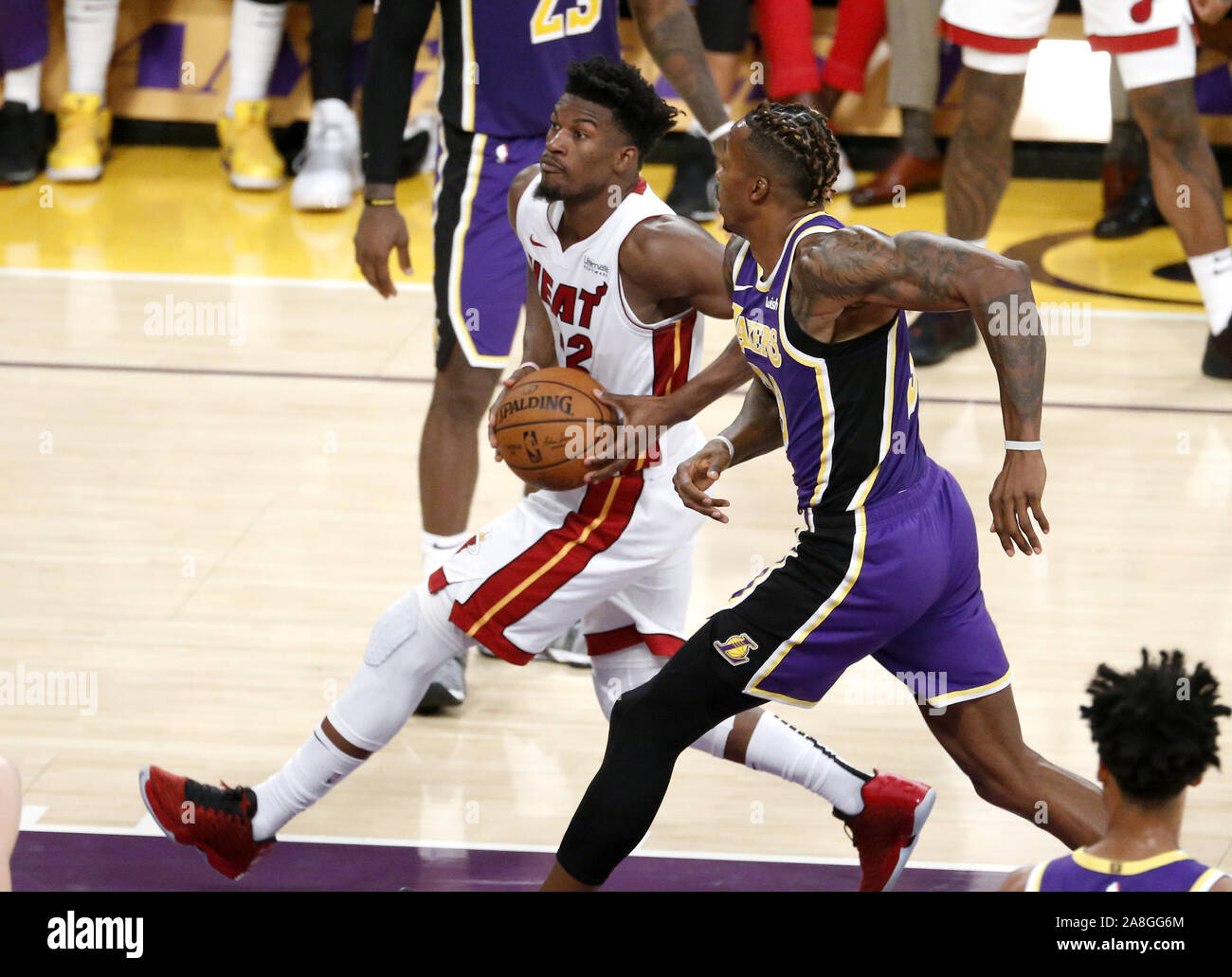 Los Angeles, Kalifornien, USA. 8. November, 2019. Miami Heat Jimmy Butler (22) an der Los Angeles Lakers" JDwight Howard (39) Während ein NBA Basketball Spiel zwischen den Los Angeles Lakers und Miami Heat, Freitag, November 8, 2019, in Los Angeles. Credit: Ringo Chiu/ZUMA Draht/Alamy leben Nachrichten Stockfoto