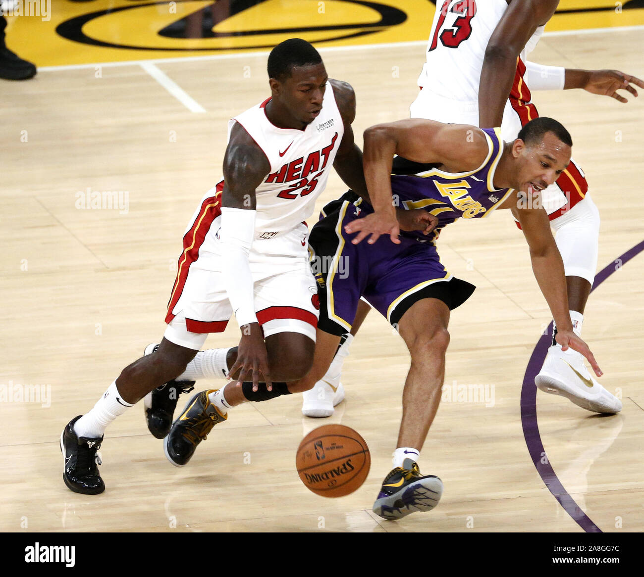 Los Angeles, Kalifornien, USA. 8. November, 2019. Miami Heat Kendrick Nunn (25) und die Los Angeles Lakers" Avery Bradley (11) Kampf um den Ball während eines NBA Basketball Spiel zwischen den Los Angeles Lakers und Miami Heat, Freitag, November 8, 2019, in Los Angeles. Credit: Ringo Chiu/ZUMA Draht/Alamy leben Nachrichten Stockfoto