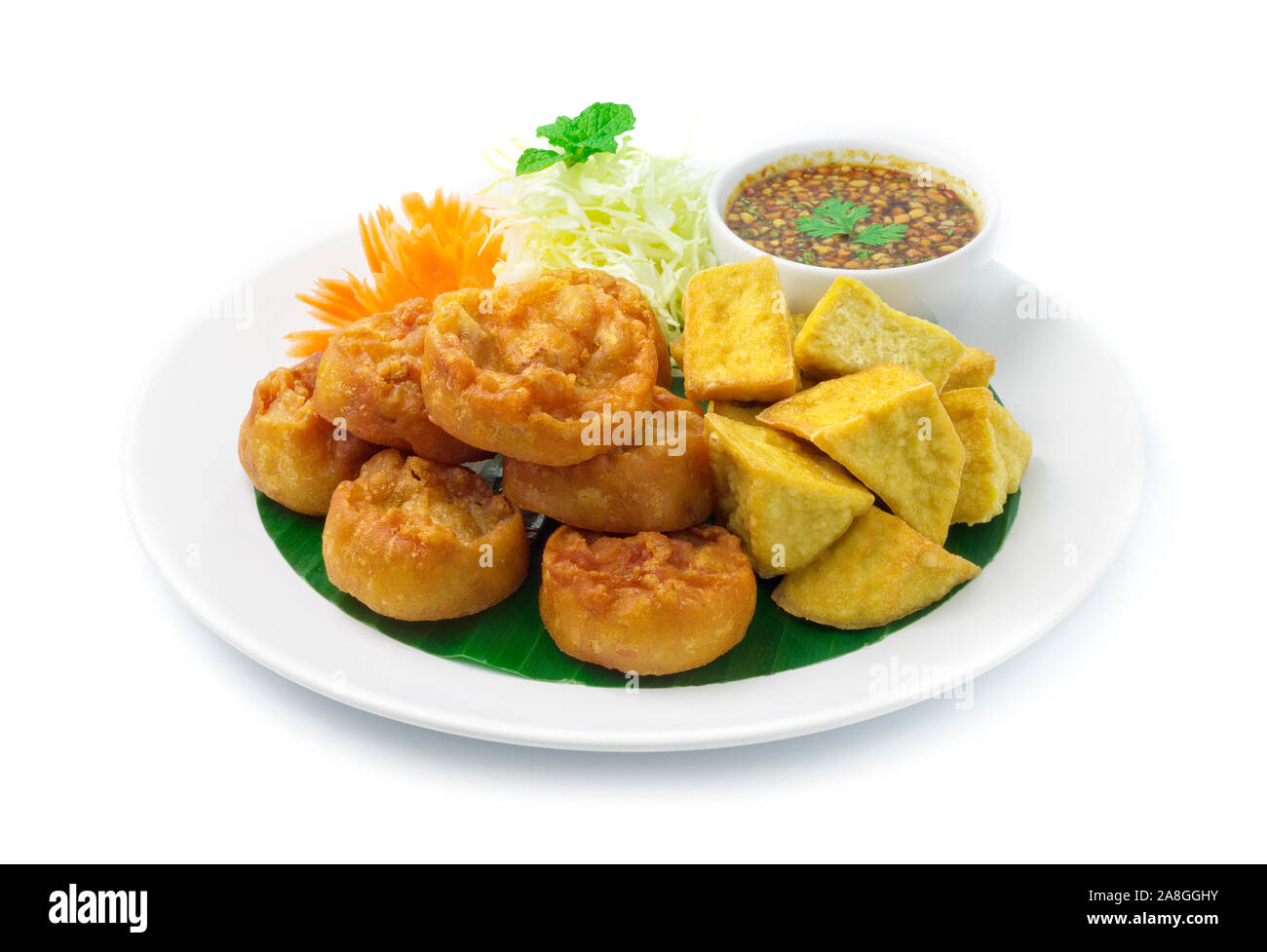 Gebratene Taro Kuchen Vegetarische (Zhu Jiao Quan) und gebratenem Tofu gemischt Gericht serviert mit Sweet Chili Soße mix Peanut Appitizer Gericht gehackt, brechen Ti Stockfoto