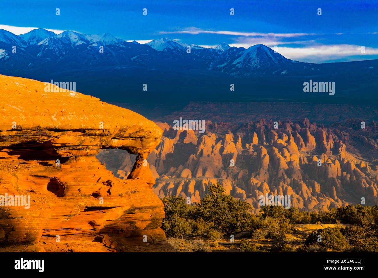 Arch und die La Sal Mountains und hinter den Felsen bei Sonnenuntergang, Colorado River Canyons in der Nähe von Moab, Utah Stockfoto