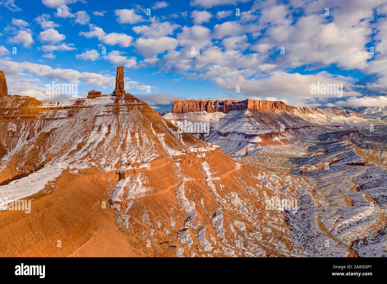 Wolken und Schnee am Castle Rock, vorgeschlagenen La Sa Gewässer Wilderenss, Utah, Schloss Valley, Colorado River in der Nähe von Moab, Utah La Sal Mountains über Stockfoto