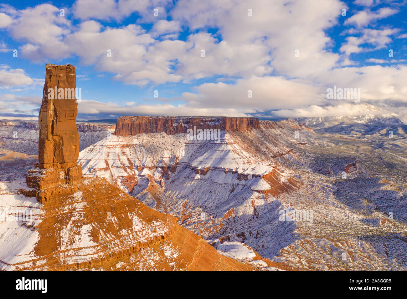Wolken und Schnee am Castle Rock, vorgeschlagenen La Sa Gewässer Wilderenss, Utah, Schloss Valley, Colorado River in der Nähe von Moab, Utah La Sal Mountains über Stockfoto