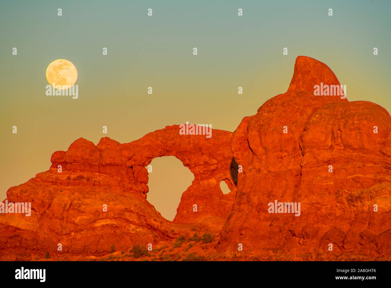 Mondaufgang am Turret Arch, Arches National Park, Utah, Windows Abschnitt Entrada Sandstein Stockfoto