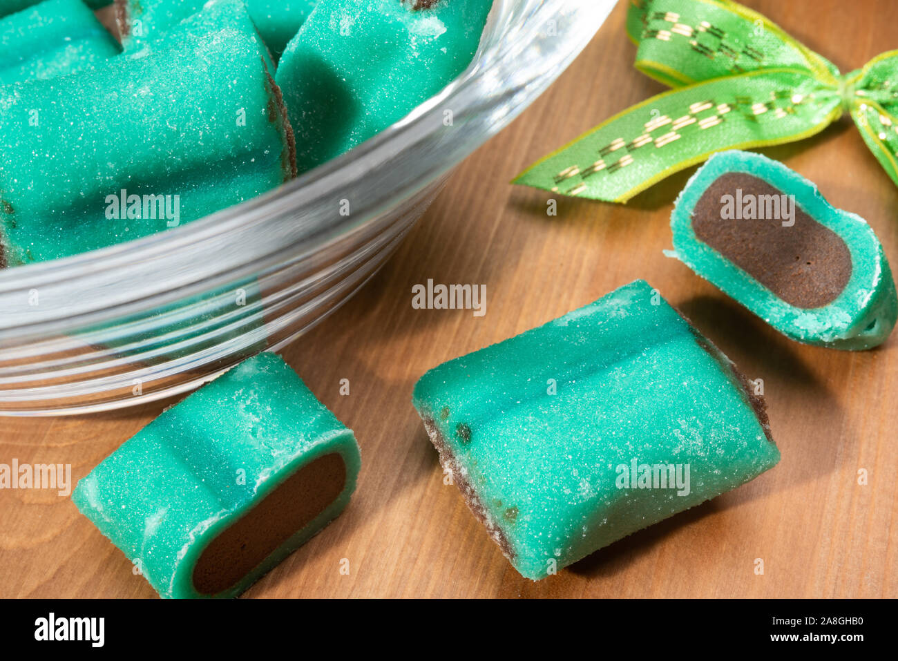 Nahaufnahme der Coussin de Lyon ein Marzipan und Schokolade süße Spezialität von Lyon Frankreich Stockfoto