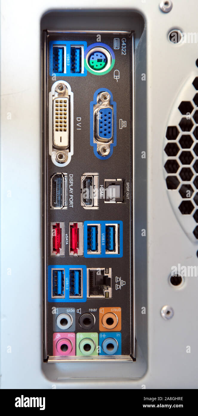 elektrische Anschlüsse Kabel USB-Stecker Stecker Wasserkocher Blei führt  nützliche alltägliche Klinkenkabel Kopie Raum weißen Hintergrund  ausschneiden Stockfotografie - Alamy