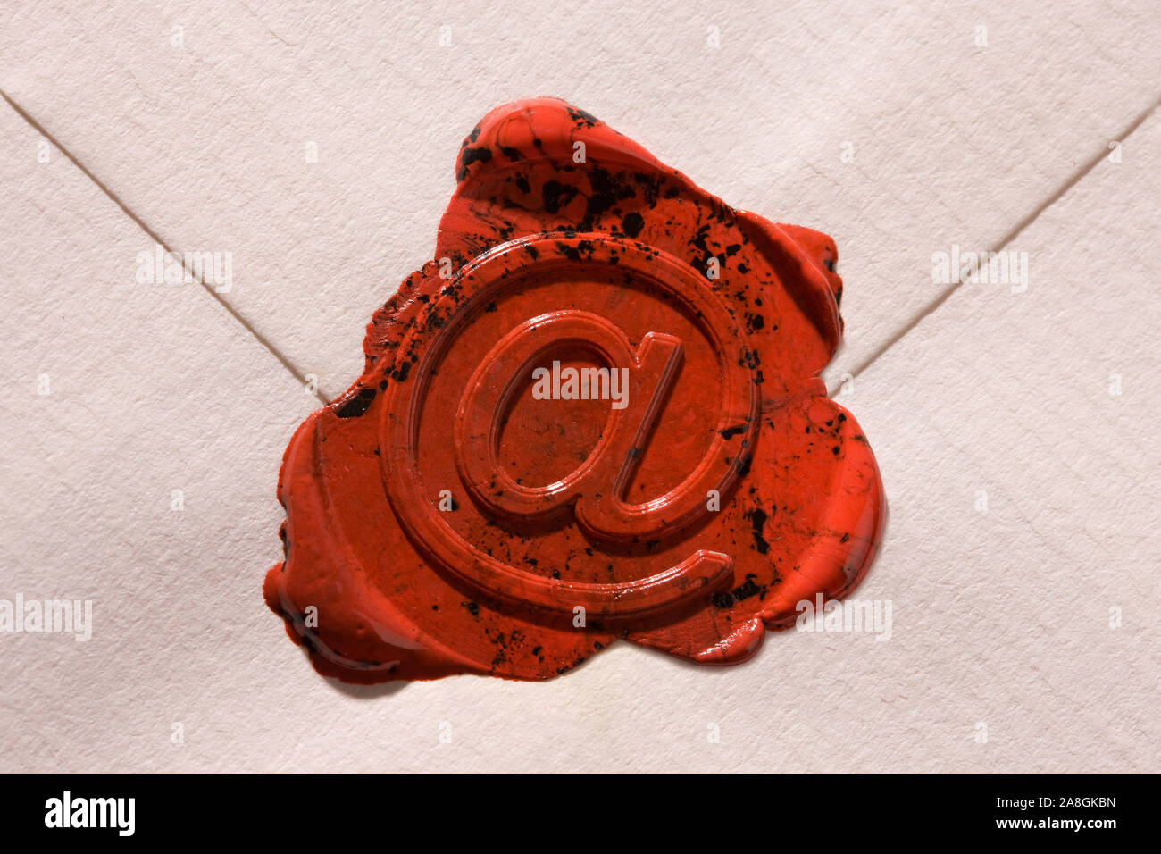 Leerer Briefumschlag mit E-Mail Zeichen als Siegel, Stockfoto