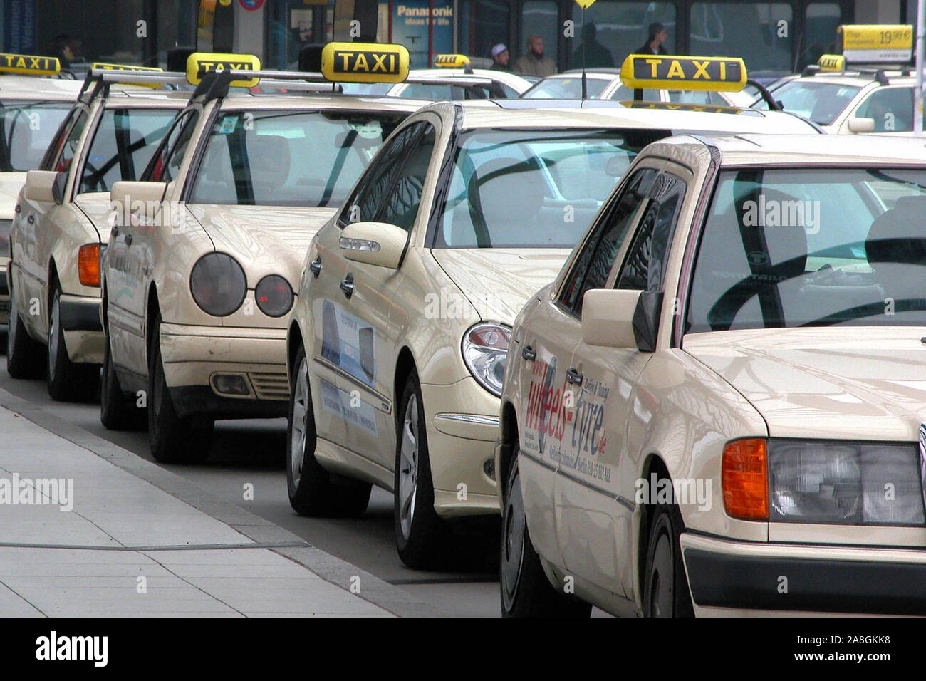 Taxis warten am Taxistand in Kundcshaft, Transport, Verkehr, Beförderung, Stockfoto