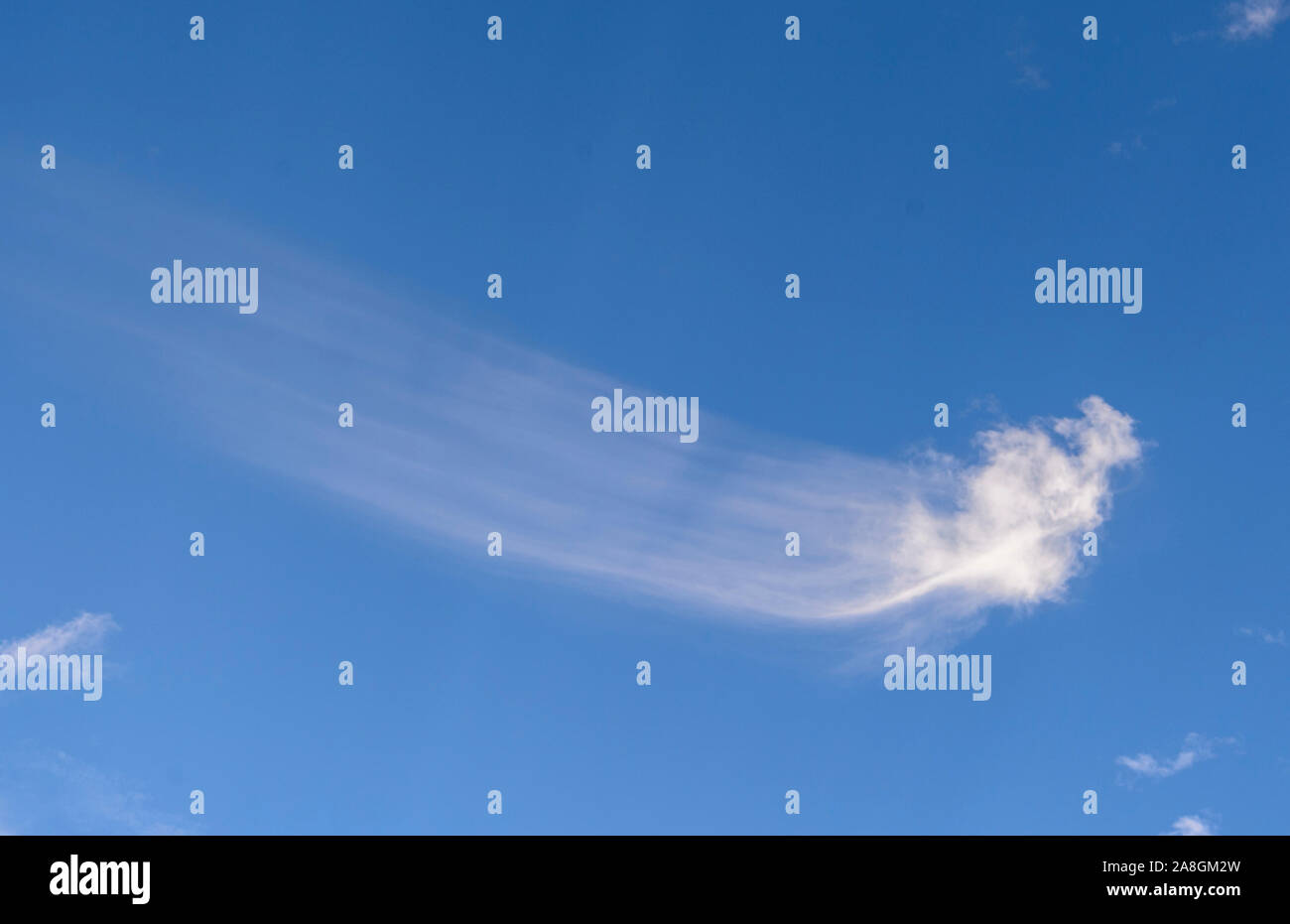 Cirrostratus Cloud in großer Höhe, die aus winzigen Eiskristallen. Es ist der Überrest des großen cumulonimbus Gewitterwolken. Charters Towers, Queensland, Stockfoto