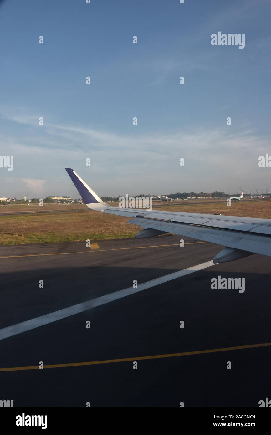 Landung potition, Antrieb zu Anschluss Querformat, Foto Winkel von Fenster, Flugzeug, Airbus A320, dem linken Flügel, Jakarta Soekarno Hatta Flughafen, 2 Stockfoto