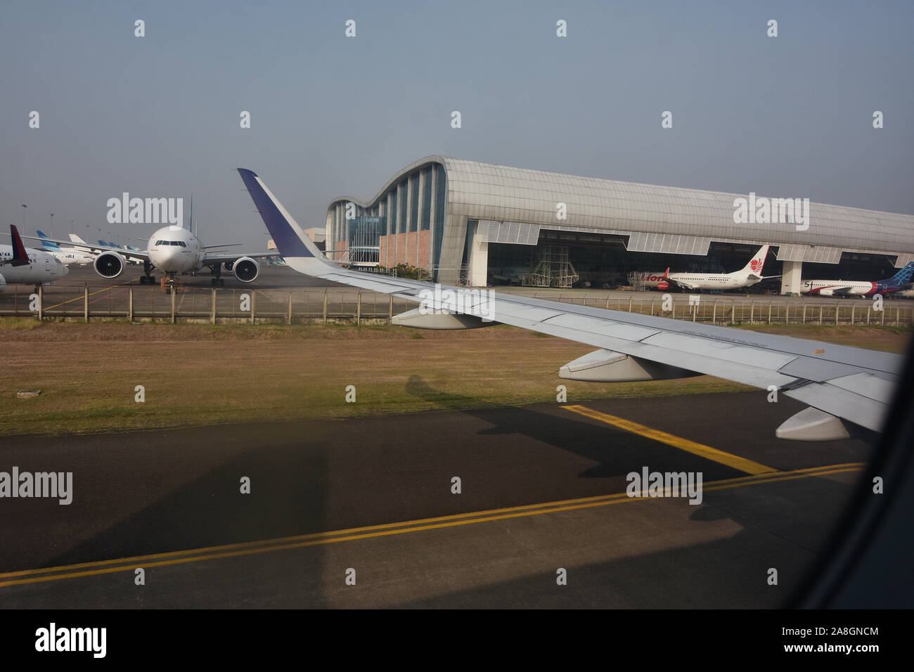 Querformat, Foto Winkel von Fenster, Flugzeug, Airbus A320, den linken Flügel, Garuda Maintenance Facility, am Flughafen Jakarta Soekarno Hatta Stockfoto