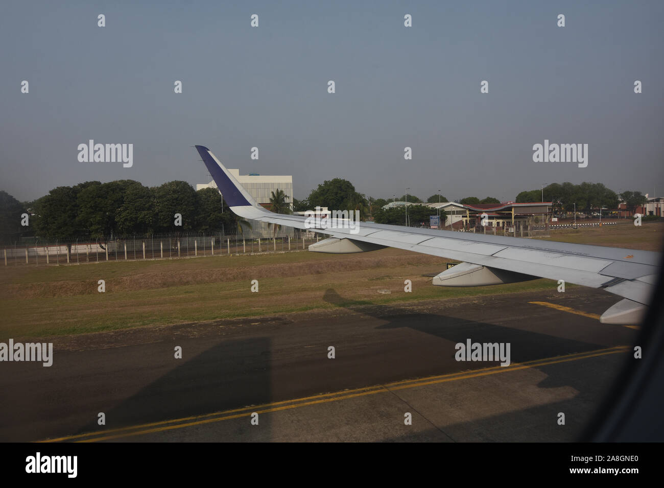 Landung potition, Querformat, Foto Winkel von Fenster, Flugzeug, Airbus A320, dem linken Flügel, in Jakarta Soekarno Hatta Flughafen, 2 Stockfoto