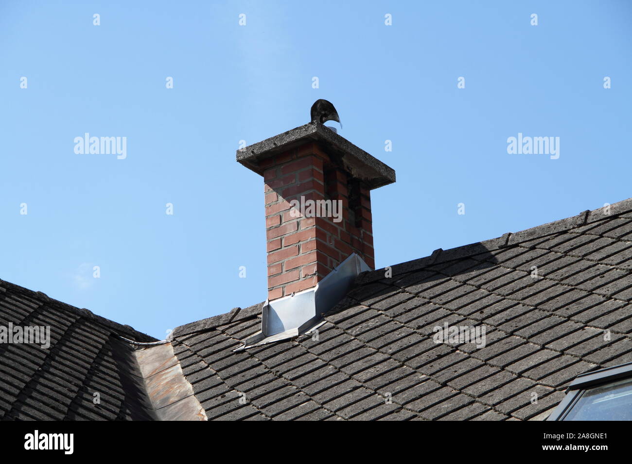 Einen gemauerten Schornstein auf dem Dach Stockfoto