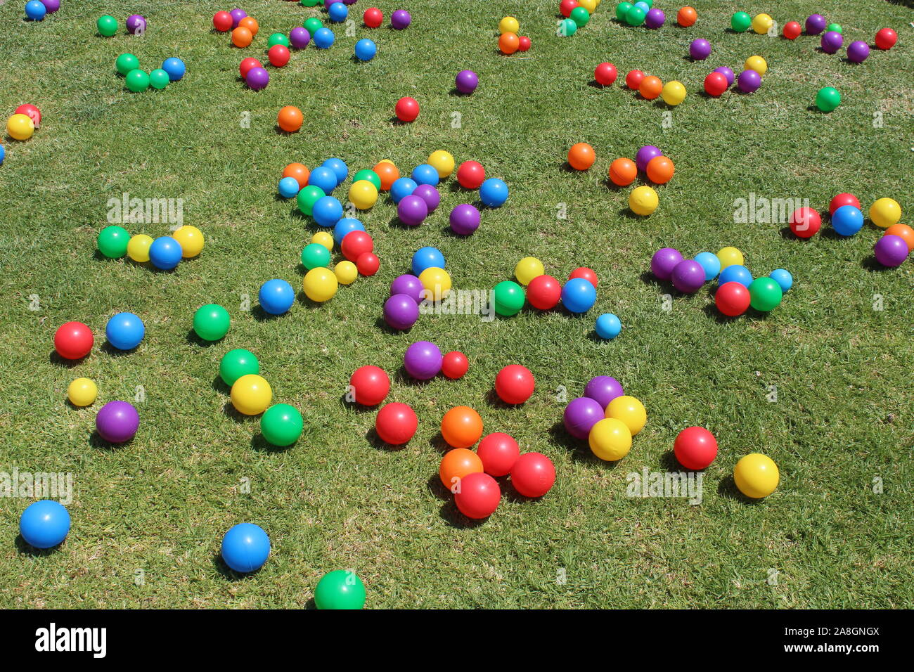 Die Kinder geschickt arrangiert die farbigen Kugeln die molekulare Struktur der ein Einhorn zu vertreten. Stockfoto