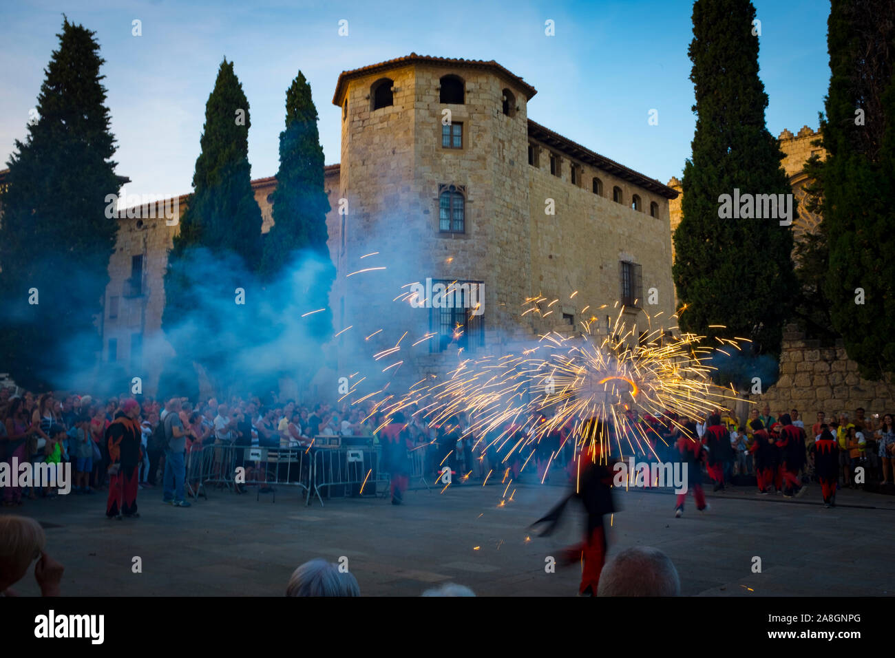 Saint John's Nacht Feier vom 23. Juni 2019 - Die katalanische Festival des Feuers. Revetlla de Sant Joan - Correfoc - Feuer - Placa Octavia, Sant Cu Stockfoto
