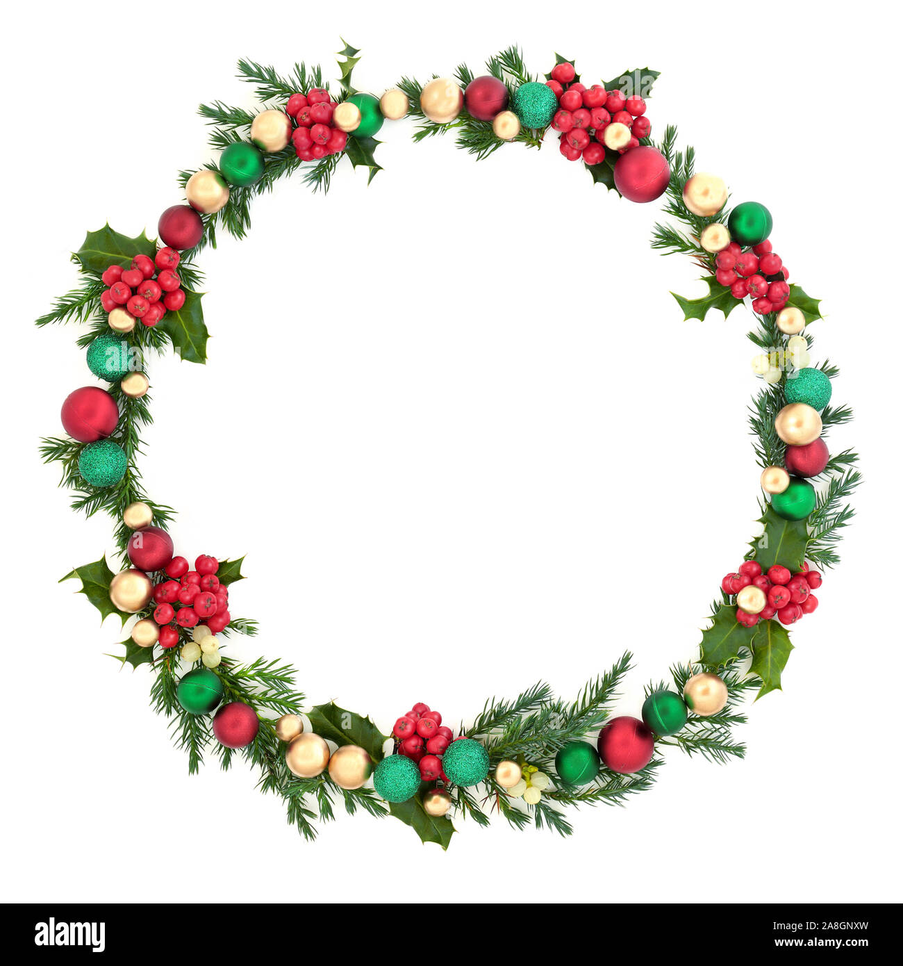 Christmas wreath Dekoration mit Winter Flora und Kugeln auf weißem Hintergrund mit kopieren. Dekorative Symbol für die festliche Jahreszeit. Stockfoto
