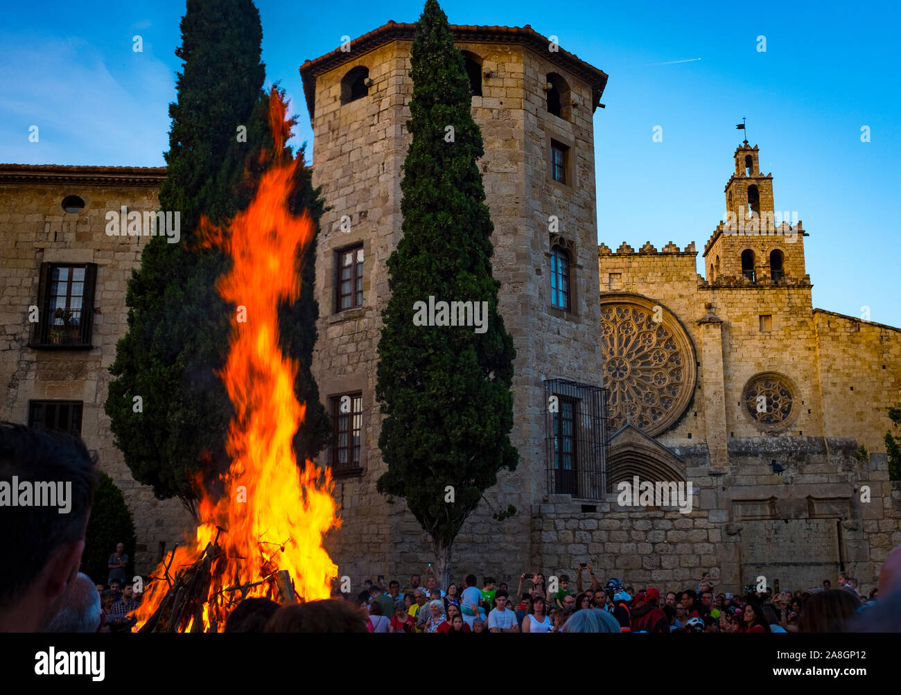 Saint John's Nacht Feier vom 23. Juni 2019 - Die katalanische Festival des Feuers. Revetlla de Sant Joan - bonfire von Sant Joan - Fogueres de Sant Joan - P Stockfoto