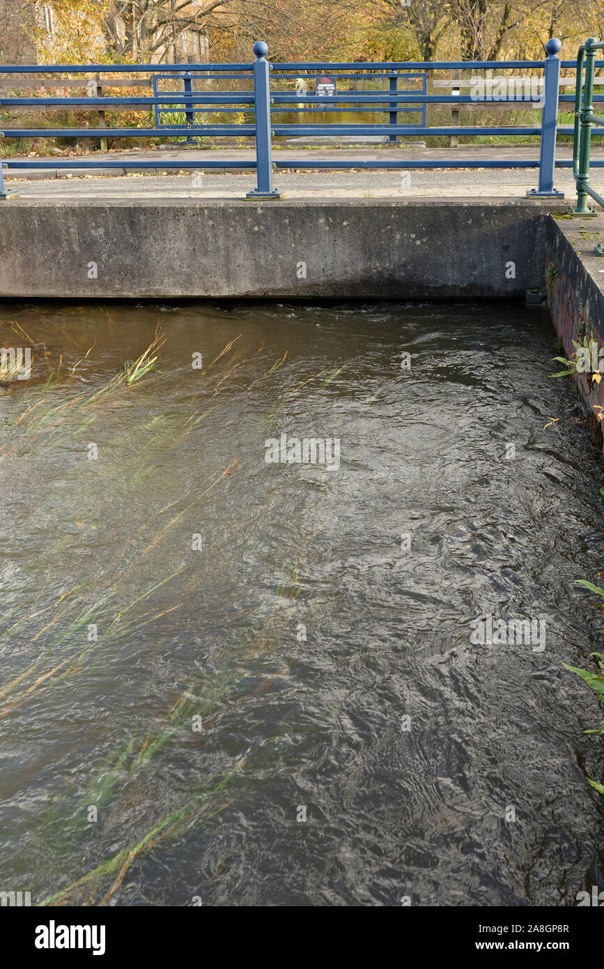 Kanal Wasser des Schrägförderers auf hohem Niveau unter Beton Fußgängerbrücke in Grate Country Park fließende Lancashire England bury Stockfoto